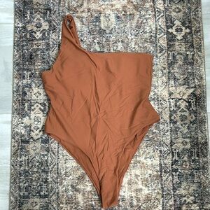 Chic One-Shoulder Swimsuit in Warm Hue